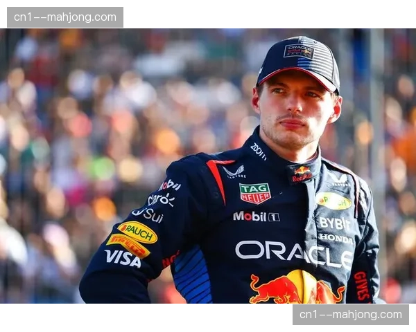 维斯塔潘在车房内专注分析数据，与工程师进行技术讨论