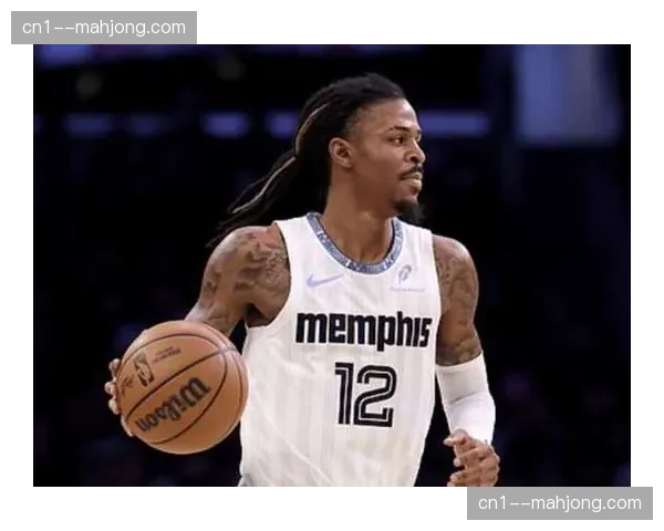 莫兰特突破倒地后长时间未起,灰熊官方宣布其膝盖受伤本场不归 莫兰特突破倒地后长时间未起,灰熊官方宣布其膝盖受伤本场不归